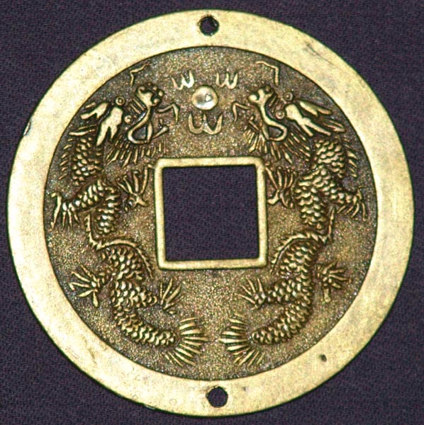 китайская монета с изображением драконов