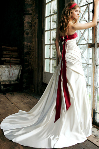 свадебное платье с красным поясом